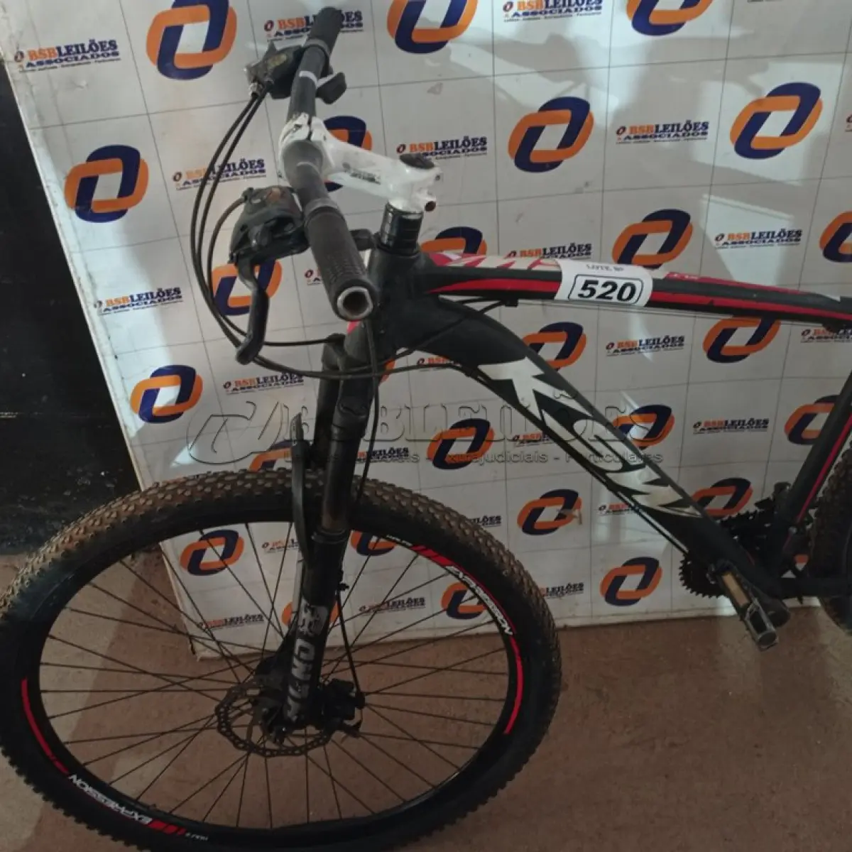 LOTE 520 - 01 BICICLETA ARO 29. (NO ESTADO) ATENÇÃO! FAZER A VISITAÇÃO ANTES DE ARREMATAR, NÃO SABEMOS SE FUNCIONA. LEILÃO NÃO TEM GARANTIA E NEM DEVOLUÇÃO, SUJEITO A POSSÍVEIS AVARIAS VISÍVEIS/OCULTAS E/OU AUSÊNCIA DE COMPONENTES.