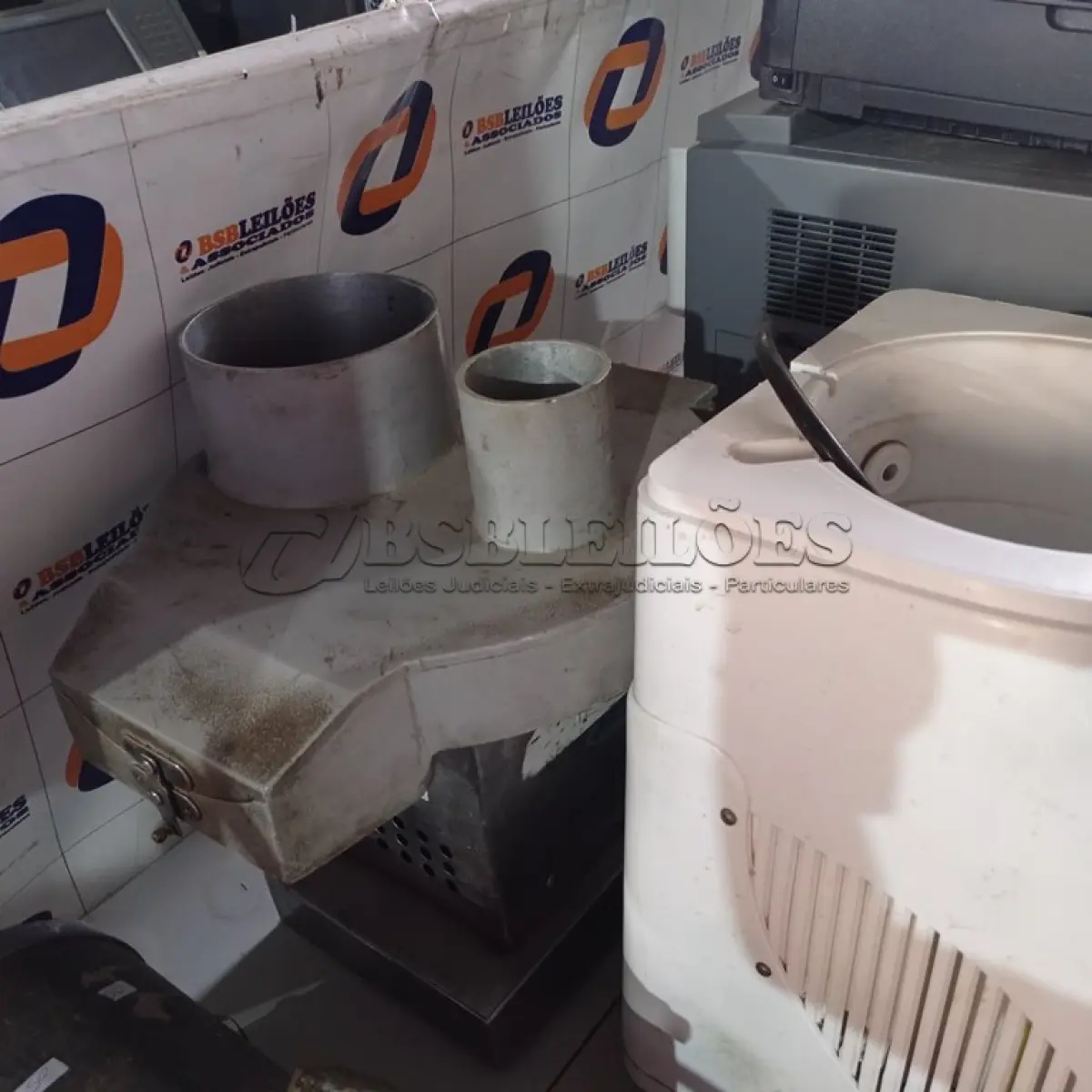 LOTE 384 - 01 FATIADOR DE EMBUTIDOS E 01 BEBEDOURO PARA GARRAFÃO. (NO ESTADO) ATENÇÃO! FAZER A VISITAÇÃO ANTES DE ARREMATAR, NÃO SABEMOS SE FUNCIONA. LEILÃO NÃO TEM GARANTIA E NEM DEVOLUÇÃO, SUJEITO A POSSÍVEIS AVARIAS VISÍVEIS/OCULTAS E/OU AUSÊNCIA DE COMPONENTES.