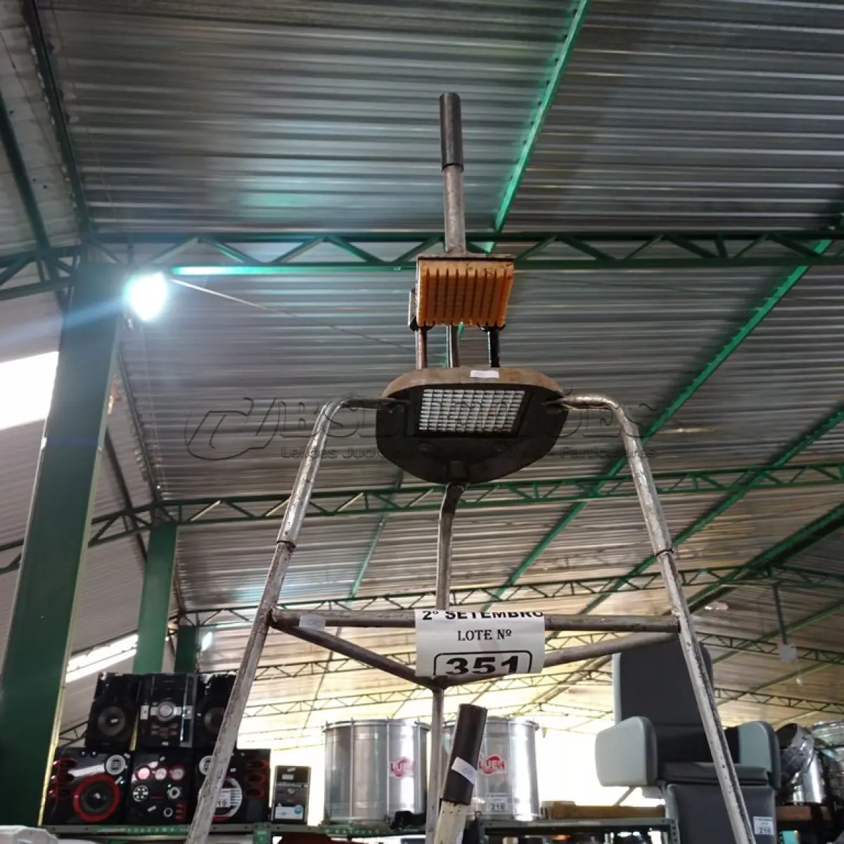 LOTE 351 - 01 CORTADOR DE BATATAS COM BASE E 01 SEM A BASE. (NO ESTADO) ATENÇÃO! FAZER A VISITAÇÃO ANTES DE ARREMATAR, NÃO SABEMOS SE FUNCIONA. LEILÃO NÃO TEM GARANTIA E NEM DEVOLUÇÃO, SUJEITO A POSSÍVEIS AVARIAS VISÍVEIS/OCULTAS E/OU AUSÊNCIA DE COMPONENTES.