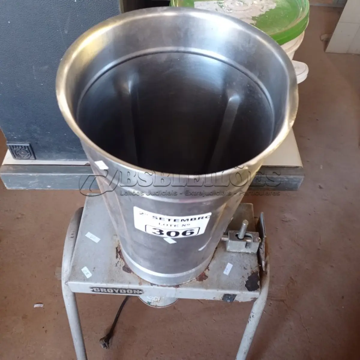 LOTE 306 - 01 LIQUIDIFICADOR BASCULANTE CROYDON. (NO ESTADO) ATENÇÃO! FAZER A VISITAÇÃO ANTES DE ARREMATAR, NÃO SABEMOS SE FUNCIONA. LEILÃO NÃO TEM GARANTIA E NEM DEVOLUÇÃO, SUJEITO A POSSÍVEIS AVARIAS VISÍVEIS/OCULTAS E/OU AUSÊNCIA DE COMPONENTES.