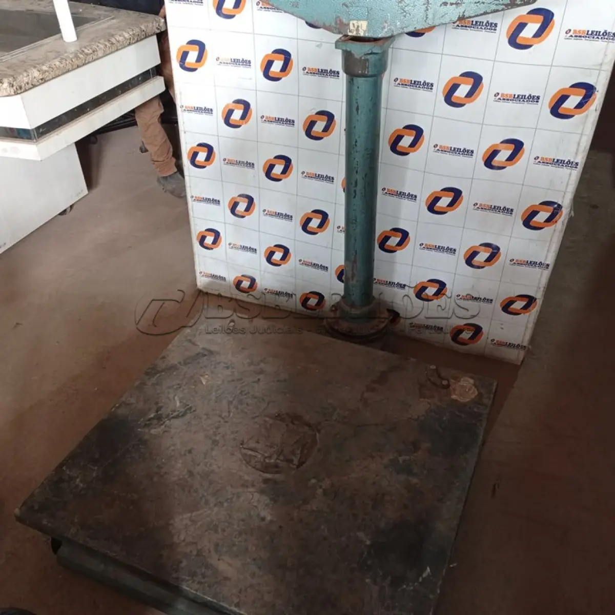 LOTE 526 - 01 BALANÇA MARCA FABAM CAPACIDADE 1.000KG. (NO ESTADO) ATENÇÃO! FAZER A VISITAÇÃO ANTES DE ARREMATAR, NÃO SABEMOS SE FUNCIONA. LEILÃO NÃO TEM GARANTIA E NEM DEVOLUÇÃO, SUJEITO A POSSÍVEIS AVARIAS VISÍVEIS/OCULTAS E/OU AUSÊNCIA DE COMPONENTES.