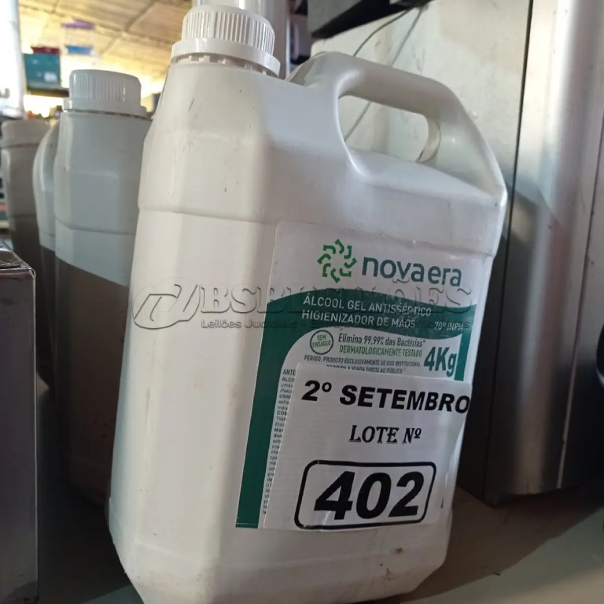 LOTE 402 - 16 QUILOS DE ÁLCOOL EM GEL HIGIENIZADOR DE MÃOS. (NO ESTADO) ATENÇÃO! FAZER A VISITAÇÃO ANTES DE ARREMATAR, NÃO SABEMOS SE FUNCIONA. LEILÃO NÃO TEM GARANTIA E NEM DEVOLUÇÃO, SUJEITO A POSSÍVEIS AVARIAS VISÍVEIS/OCULTAS E/OU AUSÊNCIA DE COMPONENTES.
