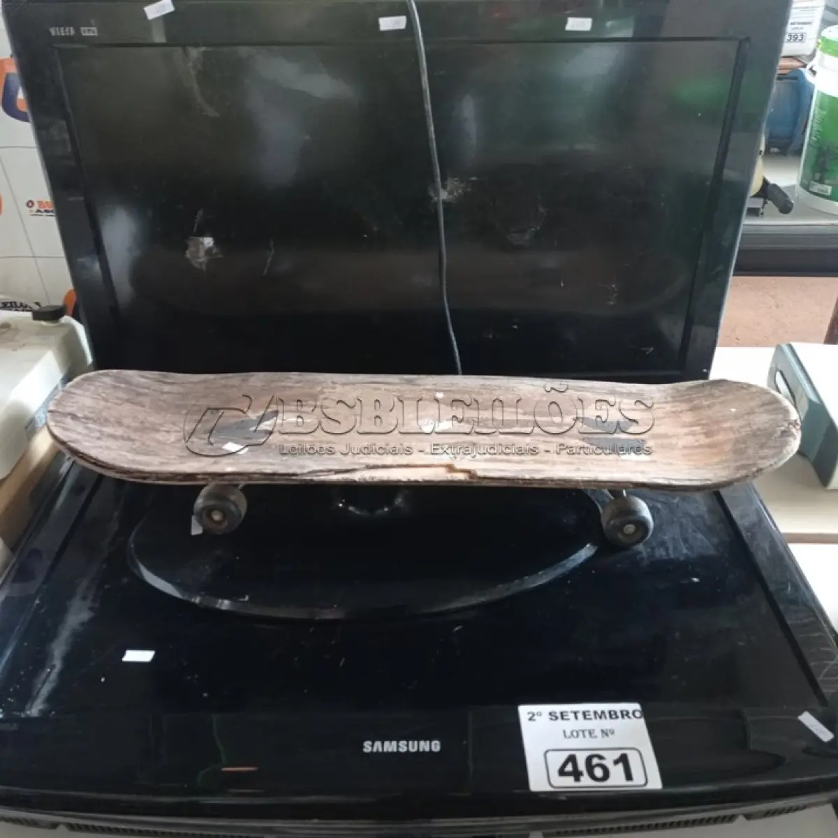 LOTE 461 - 01 SKATE E 02 TVS MARCAS E MODELOS DIVERSOS PARA RETIRADA DE PEÇAS. (NO ESTADO) ATENÇÃO! FAZER A VISITAÇÃO ANTES DE ARREMATAR, NÃO SABEMOS SE FUNCIONA. LEILÃO NÃO TEM GARANTIA E NEM DEVOLUÇÃO, SUJEITO A POSSÍVEIS AVARIAS VISÍVEIS/OCULTAS E/OU AUSÊNCIA DE COMPONENTES.