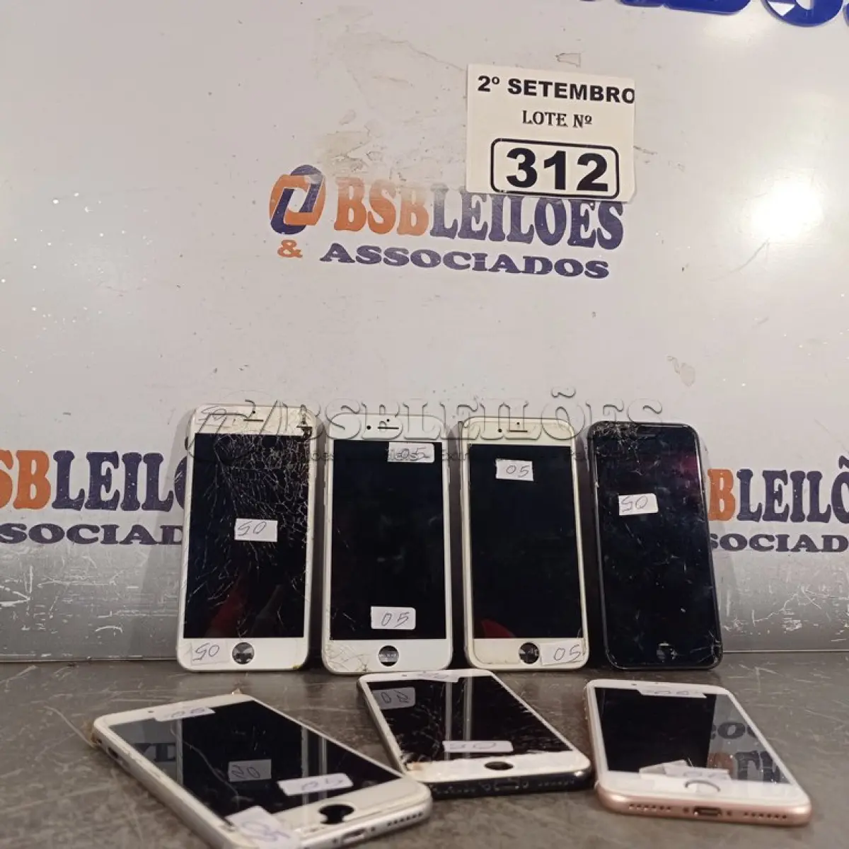 LOTE 312 - 06 CELULARES MARCAS IPHONE MODELOS DIVERSOS PARA RETIRADA DE PEÇAS. (NO ESTADO) ATENÇÃO! FAZER A VISITAÇÃO ANTES DE ARREMATAR, NÃO SABEMOS SE FUNCIONA. LEILÃO NÃO TEM GARANTIA E NEM DEVOLUÇÃO, SUJEITO A POSSÍVEIS AVARIAS VISÍVEIS/OCULTAS E/OU AUSÊNCIA DE COMPONENTES.