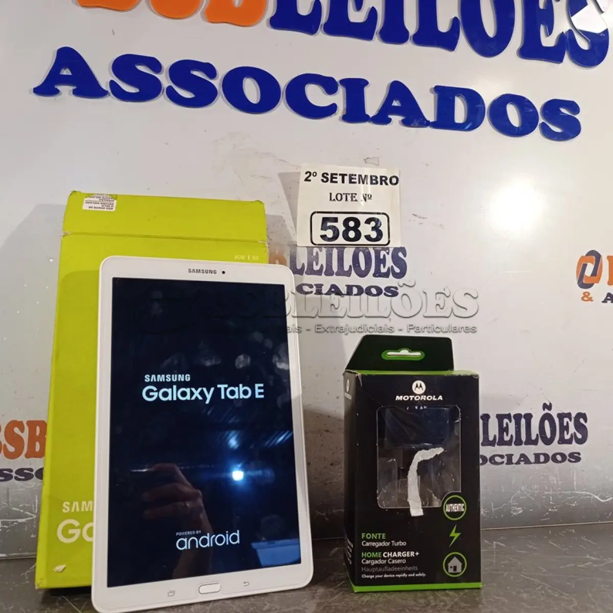 LOTE 583 - 01 SAMSUNG GALAXY TAB-E E 01 CARREGADOR MOTOROLA. (NO ESTADO) ATENÇÃO! FAZER A VISITAÇÃO ANTES DE ARREMATAR, NÃO SABEMOS SE FUNCIONA. LEILÃO NÃO TEM GARANTIA E NEM DEVOLUÇÃO, SUJEITO A POSSÍVEIS AVARIAS VISÍVEIS/OCULTAS E/OU AUSÊNCIA DE COMPONENTES.