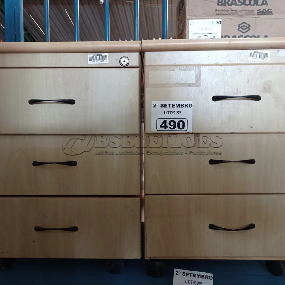 LOTE 490 - 02 GAVETEIROS EM MADEIRA COM 03 GAVETAS. (NO ESTADO) ATENÇÃO! FAZER A VISITAÇÃO ANTES DE ARREMATAR, NÃO SABEMOS SE FUNCIONA. LEILÃO NÃO TEM GARANTIA E NEM DEVOLUÇÃO, SUJEITO A POSSÍVEIS AVARIAS VISÍVEIS/OCULTAS E/OU AUSÊNCIA DE COMPONENTES.