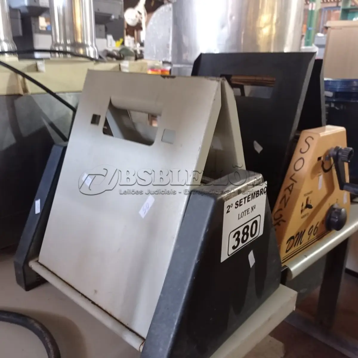 LOTE 380 - 02 MIMEÓGRAFOS. (NO ESTADO) ATENÇÃO! FAZER A VISITAÇÃO ANTES DE ARREMATAR, NÃO SABEMOS SE FUNCIONA. LEILÃO NÃO TEM GARANTIA E NEM DEVOLUÇÃO, SUJEITO A POSSÍVEIS AVARIAS VISÍVEIS/OCULTAS E/OU AUSÊNCIA DE COMPONENTES.