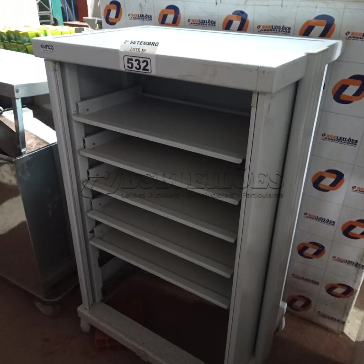 LOTE 532 - 01 CARRINHO PARA TRANSPORTE DE BANDEJAS. (NO ESTADO) ATENÇÃO! FAZER A VISITAÇÃO ANTES DE ARREMATAR, NÃO SABEMOS SE FUNCIONA. LEILÃO NÃO TEM GARANTIA E NEM DEVOLUÇÃO, SUJEITO A POSSÍVEIS AVARIAS VISÍVEIS/OCULTAS E/OU AUSÊNCIA DE COMPONENTES.