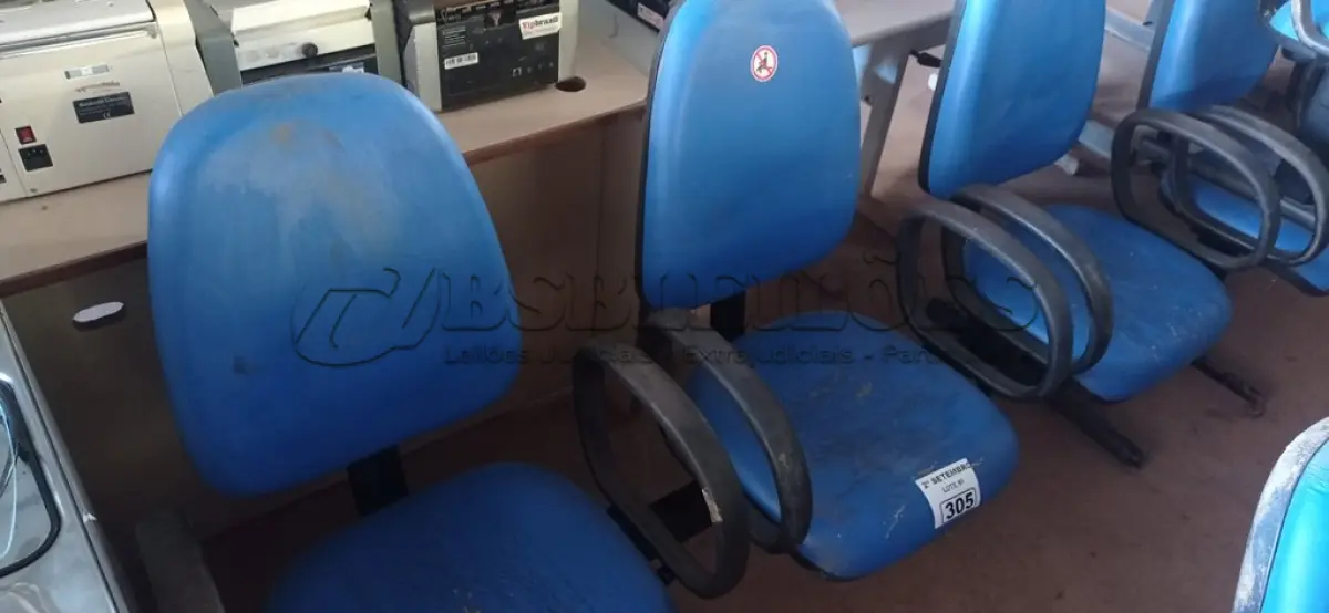 LOTE 305 - 01 LONGARINA DE 03 LUGARES. (NO ESTADO) ATENÇÃO! FAZER A VISITAÇÃO ANTES DE ARREMATAR, NÃO SABEMOS SE FUNCIONA. LEILÃO NÃO TEM GARANTIA E NEM DEVOLUÇÃO, SUJEITO A POSSÍVEIS AVARIAS VISÍVEIS/OCULTAS E/OU AUSÊNCIA DE COMPONENTES.