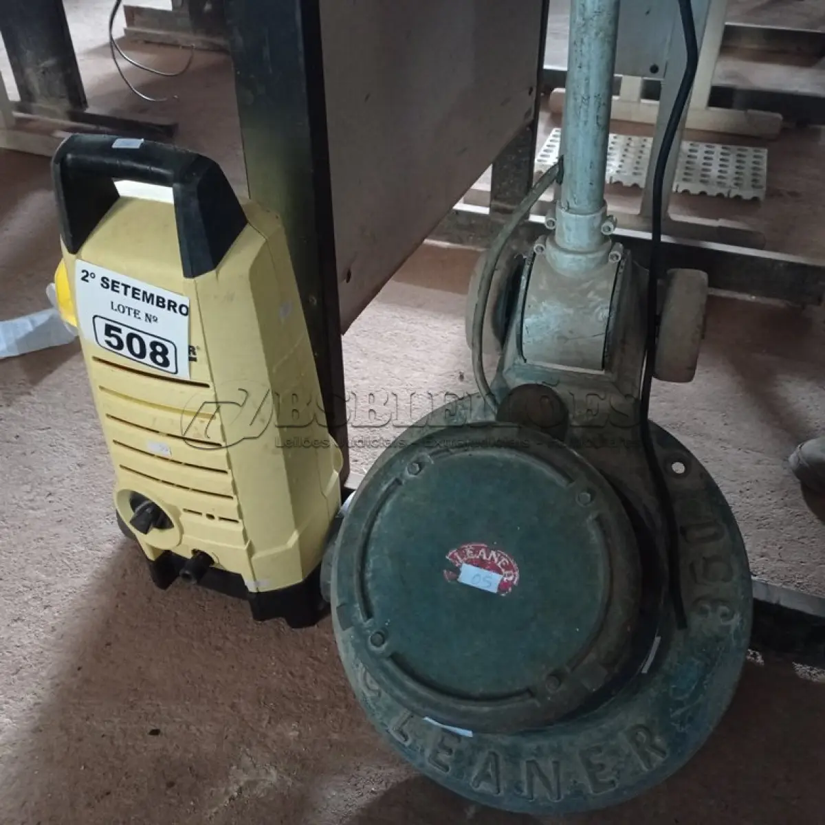 LOTE 508 - 01 ENCERADEIRA INDUSTRIAL E 01 SUCATA DE LAVADORA DE ALTA PRESSÃO. (NO ESTADO) ATENÇÃO! FAZER A VISITAÇÃO ANTES DE ARREMATAR, NÃO SABEMOS SE FUNCIONA. LEILÃO NÃO TEM GARANTIA E NEM DEVOLUÇÃO, SUJEITO A POSSÍVEIS AVARIAS VISÍVEIS/OCULTAS E/OU AUSÊNCIA DE COMPONENTES.