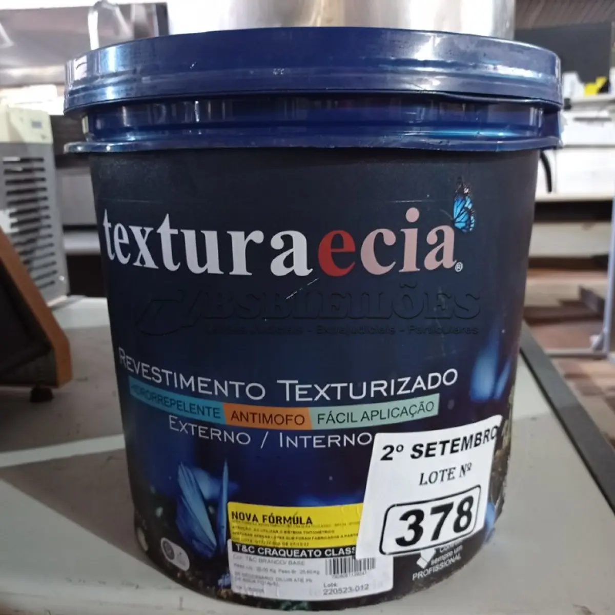 LOTE 378 - 01 BALDE DE REVESTIMENTO TEXTURIZADO INTERIORES/EXTERIORES NA COR BRANCO BASE. (NO ESTADO) ATENÇÃO! FAZER A VISITAÇÃO ANTES DE ARREMATAR, NÃO SABEMOS SE FUNCIONA. LEILÃO NÃO TEM GARANTIA E NEM DEVOLUÇÃO, SUJEITO A POSSÍVEIS AVARIAS VISÍVEIS/OCULTAS E/OU AUSÊNCIA DE COMPONENTES.