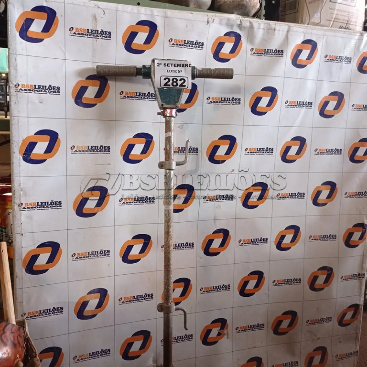 LOTE 282 - 01 ENCERADEIRA INDUSTRIAL. (NO ESTADO) ATENÇÃO! FAZER A VISITAÇÃO ANTES DE ARREMATAR, NÃO SABEMOS SE FUNCIONA. LEILÃO NÃO TEM GARANTIA E NEM DEVOLUÇÃO, SUJEITO A POSSÍVEIS AVARIAS VISÍVEIS/OCULTAS E/OU AUSÊNCIA DE COMPONENTES.