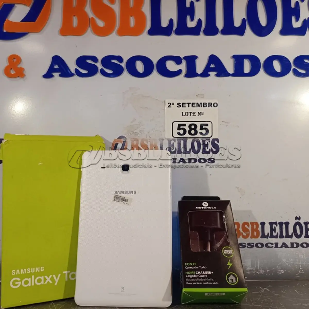 LOTE 585 - 01 SAMSUNG GALAXY TAB-E E 01 CARREGADOR MOTOROLA. (NO ESTADO) ATENÇÃO! FAZER A VISITAÇÃO ANTES DE ARREMATAR, NÃO SABEMOS SE FUNCIONA. LEILÃO NÃO TEM GARANTIA E NEM DEVOLUÇÃO, SUJEITO A POSSÍVEIS AVARIAS VISÍVEIS/OCULTAS E/OU AUSÊNCIA DE COMPONENTES.