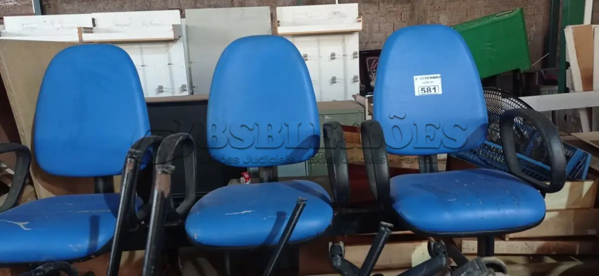 LOTE 581 - 01 LONGARINA DE 03 LUGARES. (NO ESTADO) ATENÇÃO! FAZER A VISITAÇÃO ANTES DE ARREMATAR, NÃO SABEMOS SE FUNCIONA. LEILÃO NÃO TEM GARANTIA E NEM DEVOLUÇÃO, SUJEITO A POSSÍVEIS AVARIAS VISÍVEIS/OCULTAS E/OU AUSÊNCIA DE COMPONENTES.