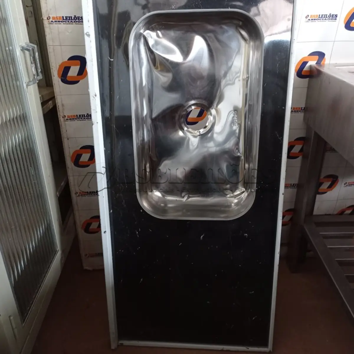 LOTE 557 - 01 PIA EM MÁRMORE SINTÉTICO COM 01 CUBA RASA MEDINDO 1,80M X 0,54CM. (NO ESTADO) ATENÇÃO! FAZER A VISITAÇÃO ANTES DE ARREMATAR, NÃO SABEMOS SE FUNCIONA. LEILÃO NÃO TEM GARANTIA E NEM DEVOLUÇÃO, SUJEITO A POSSÍVEIS AVARIAS VISÍVEIS/OCULTAS E/OU AUSÊNCIA DE COMPONENTES.