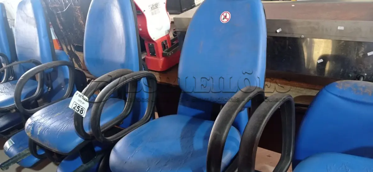LOTE 258 - 01 LONGARINA DE 03 LUGARES. (NO ESTADO) ATENÇÃO! FAZER A VISITAÇÃO ANTES DE ARREMATAR, NÃO SABEMOS SE FUNCIONA. LEILÃO NÃO TEM GARANTIA E NEM DEVOLUÇÃO, SUJEITO A POSSÍVEIS AVARIAS VISÍVEIS/OCULTAS E/OU AUSÊNCIA DE COMPONENTES.