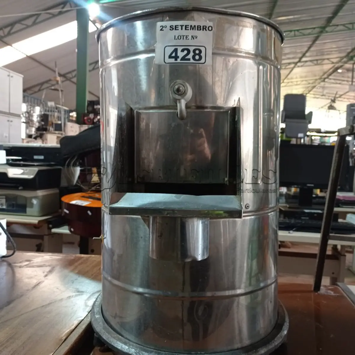 LOTE 428 - 01 DESCASCADOR DE BATATAS INDUSTRIAL. (NO ESTADO) ATENÇÃO! FAZER A VISITAÇÃO ANTES DE ARREMATAR, NÃO SABEMOS SE FUNCIONA. LEILÃO NÃO TEM GARANTIA E NEM DEVOLUÇÃO, SUJEITO A POSSÍVEIS AVARIAS VISÍVEIS/OCULTAS E/OU AUSÊNCIA DE COMPONENTES.