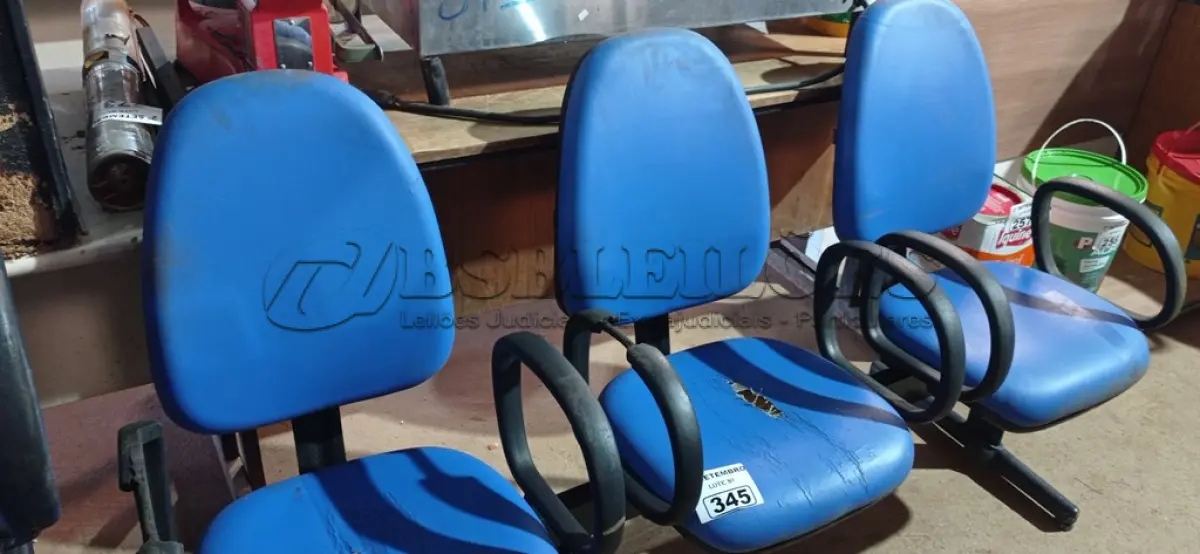LOTE 345 - 01 LONGARINA DE 03 LUGARES. (NO ESTADO) ATENÇÃO! FAZER A VISITAÇÃO ANTES DE ARREMATAR, NÃO SABEMOS SE FUNCIONA. LEILÃO NÃO TEM GARANTIA E NEM DEVOLUÇÃO, SUJEITO A POSSÍVEIS AVARIAS VISÍVEIS/OCULTAS E/OU AUSÊNCIA DE COMPONENTES.