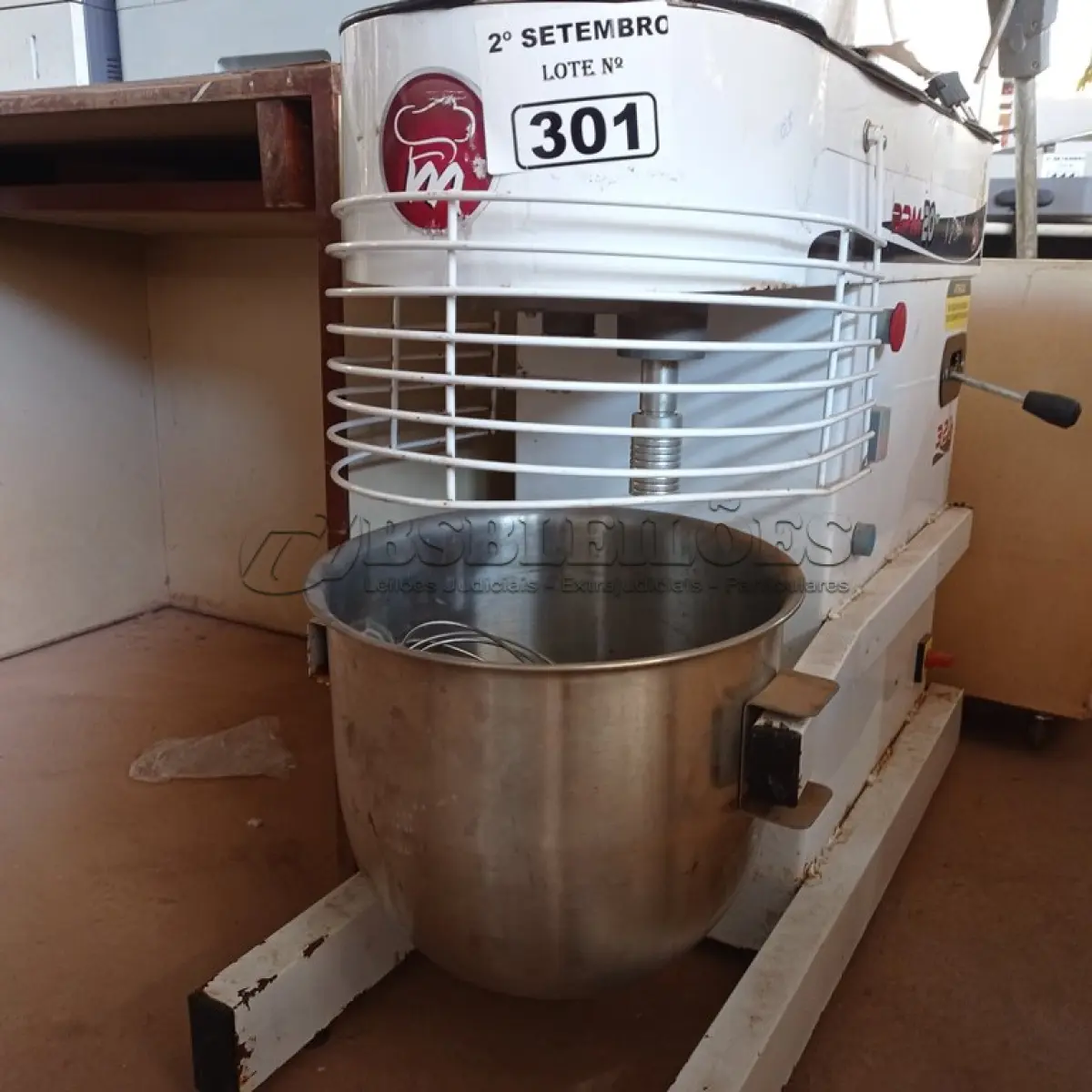 LOTE 301 - 01 MASSEIRA INDUSTRIAL. (NO ESTADO) ATENÇÃO! FAZER A VISITAÇÃO ANTES DE ARREMATAR, NÃO SABEMOS SE FUNCIONA. LEILÃO NÃO TEM GARANTIA E NEM DEVOLUÇÃO, SUJEITO A POSSÍVEIS AVARIAS VISÍVEIS/OCULTAS E/OU AUSÊNCIA DE COMPONENTES.
