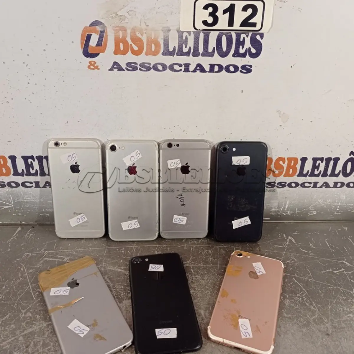 LOTE 312 - 06 CELULARES MARCAS IPHONE MODELOS DIVERSOS PARA RETIRADA DE PEÇAS. (NO ESTADO) ATENÇÃO! FAZER A VISITAÇÃO ANTES DE ARREMATAR, NÃO SABEMOS SE FUNCIONA. LEILÃO NÃO TEM GARANTIA E NEM DEVOLUÇÃO, SUJEITO A POSSÍVEIS AVARIAS VISÍVEIS/OCULTAS E/OU AUSÊNCIA DE COMPONENTES.