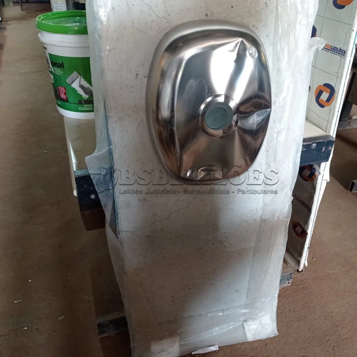 LOTE 441 - 01 PIA EM AÇO INOX CIMENTADA COM 01 CUBA MEDINDO 1,80M X 0,53CM. (NO ESTADO) ATENÇÃO! FAZER A VISITAÇÃO ANTES DE ARREMATAR, NÃO SABEMOS SE FUNCIONA. LEILÃO NÃO TEM GARANTIA E NEM DEVOLUÇÃO, SUJEITO A POSSÍVEIS AVARIAS VISÍVEIS/OCULTAS E/OU AUSÊNCIA DE COMPONENTES.