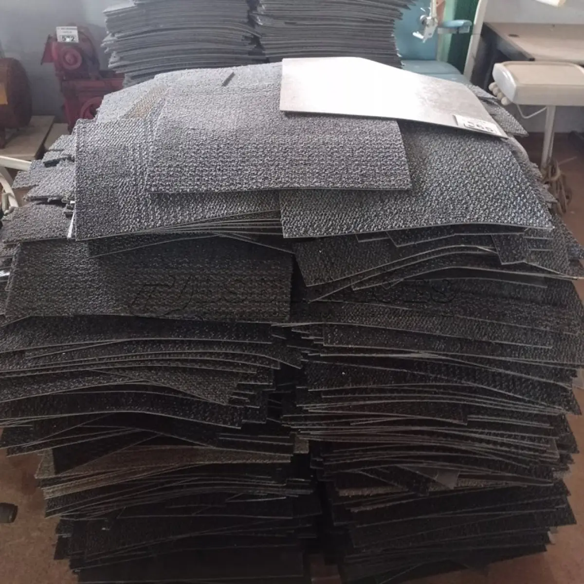 LOTE 565 - 01 LOTE COM GRANDE QUANTIDADE DE TAPETES EMBORRACHADO ANTICHAMA. (NO ESTADO) ATENÇÃO! FAZER A VISITAÇÃO ANTES DE ARREMATAR, NÃO SABEMOS SE FUNCIONA. LEILÃO NÃO TEM GARANTIA E NEM DEVOLUÇÃO, SUJEITO A POSSÍVEIS AVARIAS VISÍVEIS/OCULTAS E/OU AUSÊNCIA DE COMPONENTES.