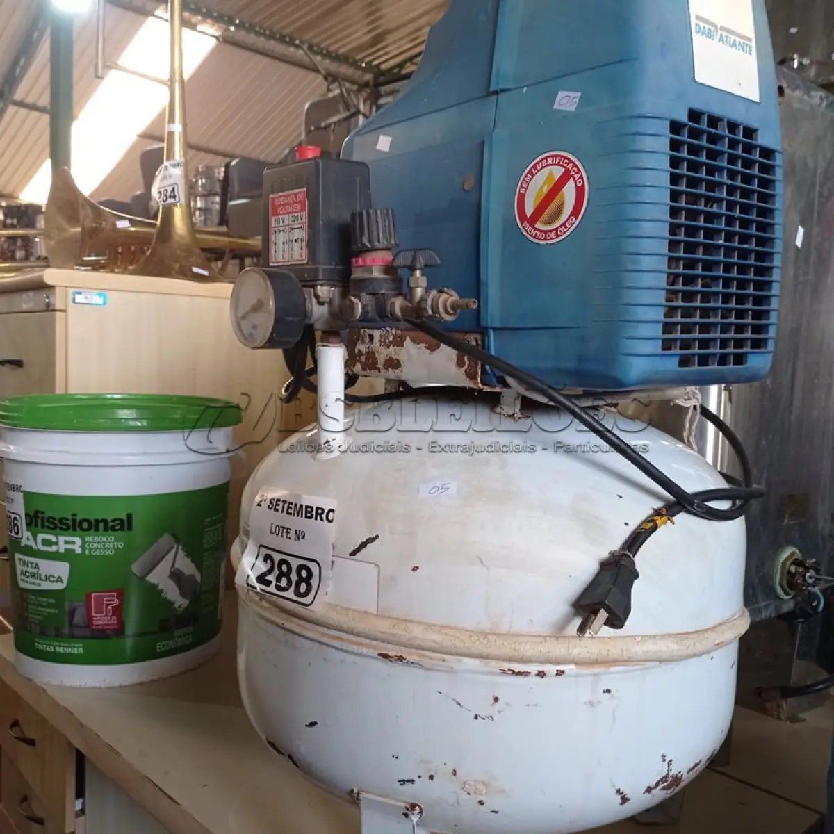 LOTE 288 - 01 COMPRESSOR DE AR ODONTOLÓGICO MARCA DABIATLANTE. (NO ESTADO) ATENÇÃO! FAZER A VISITAÇÃO ANTES DE ARREMATAR, NÃO SABEMOS SE FUNCIONA. LEILÃO NÃO TEM GARANTIA E NEM DEVOLUÇÃO, SUJEITO A POSSÍVEIS AVARIAS VISÍVEIS/OCULTAS E/OU AUSÊNCIA DE COMPONENTES.