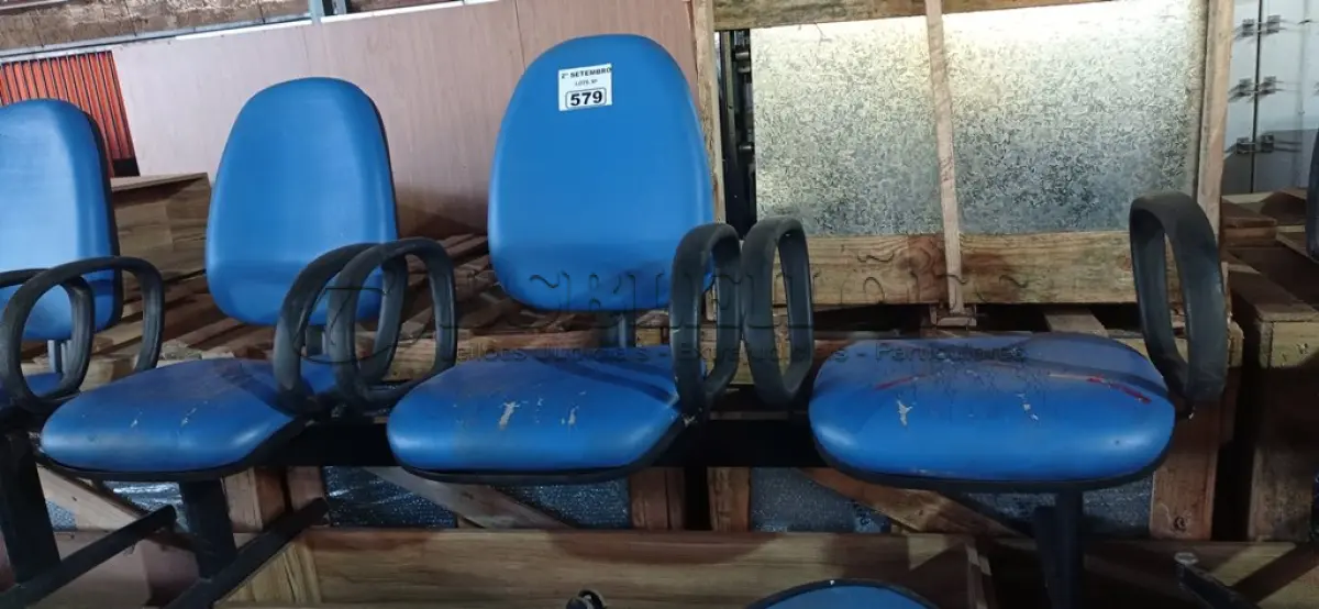 LOTE 579 - 01 LONGARINA DE 03 LUGARES. (NO ESTADO) ATENÇÃO! FAZER A VISITAÇÃO ANTES DE ARREMATAR, NÃO SABEMOS SE FUNCIONA. LEILÃO NÃO TEM GARANTIA E NEM DEVOLUÇÃO, SUJEITO A POSSÍVEIS AVARIAS VISÍVEIS/OCULTAS E/OU AUSÊNCIA DE COMPONENTES.