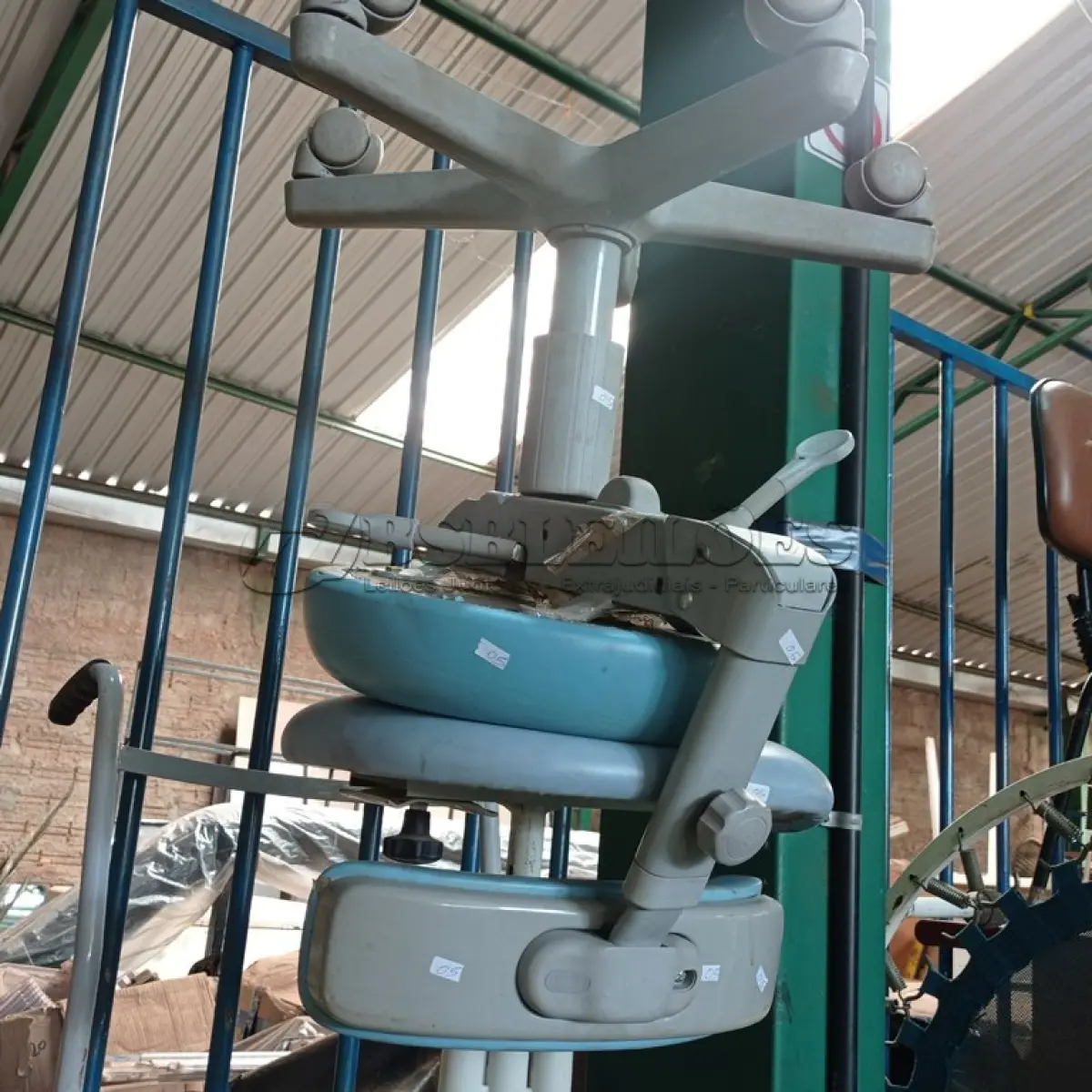 LOTE 487 - 02 BANQUETAS PARA CADEIRA DE DENTISTA E 01 SUCATA DE CADEIRA DE RODAS. (NO ESTADO) ATENÇÃO! FAZER A VISITAÇÃO ANTES DE ARREMATAR, NÃO SABEMOS SE FUNCIONA. LEILÃO NÃO TEM GARANTIA E NEM DEVOLUÇÃO, SUJEITO A POSSÍVEIS AVARIAS VISÍVEIS/OCULTAS E/OU AUSÊNCIA DE COMPONENTES.