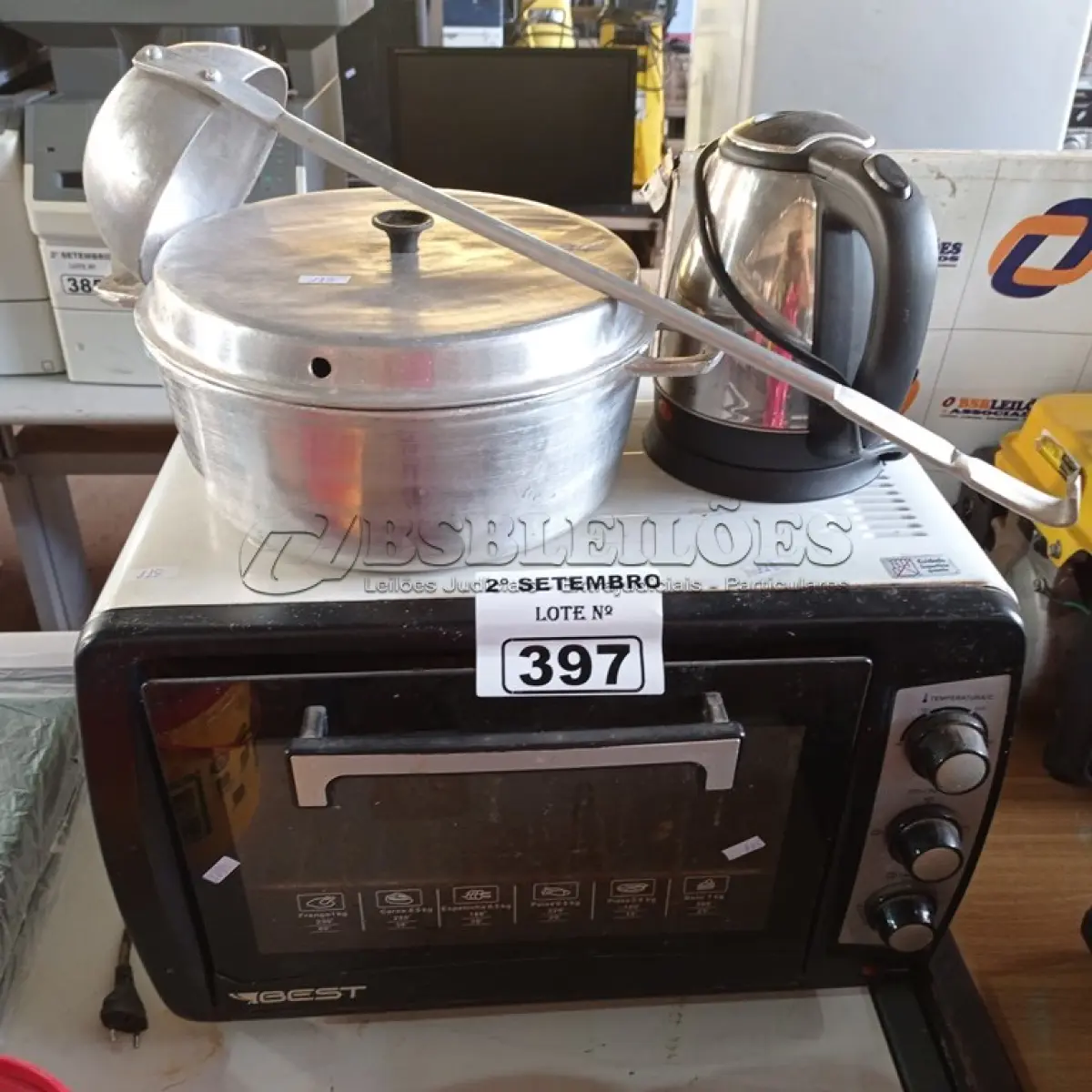 LOTE 397 - 01 FORNO ELÉTRICO, 01 CHALEIRA ELÉTRICA, 01 PANELA PARA FAZER BOLO E 01 CONCHA. (NO ESTADO) ATENÇÃO! FAZER A VISITAÇÃO ANTES DE ARREMATAR, NÃO SABEMOS SE FUNCIONA. LEILÃO NÃO TEM GARANTIA E NEM DEVOLUÇÃO, SUJEITO A POSSÍVEIS AVARIAS VISÍVEIS/OCULTAS E/OU AUSÊNCIA DE COMPONENTES.