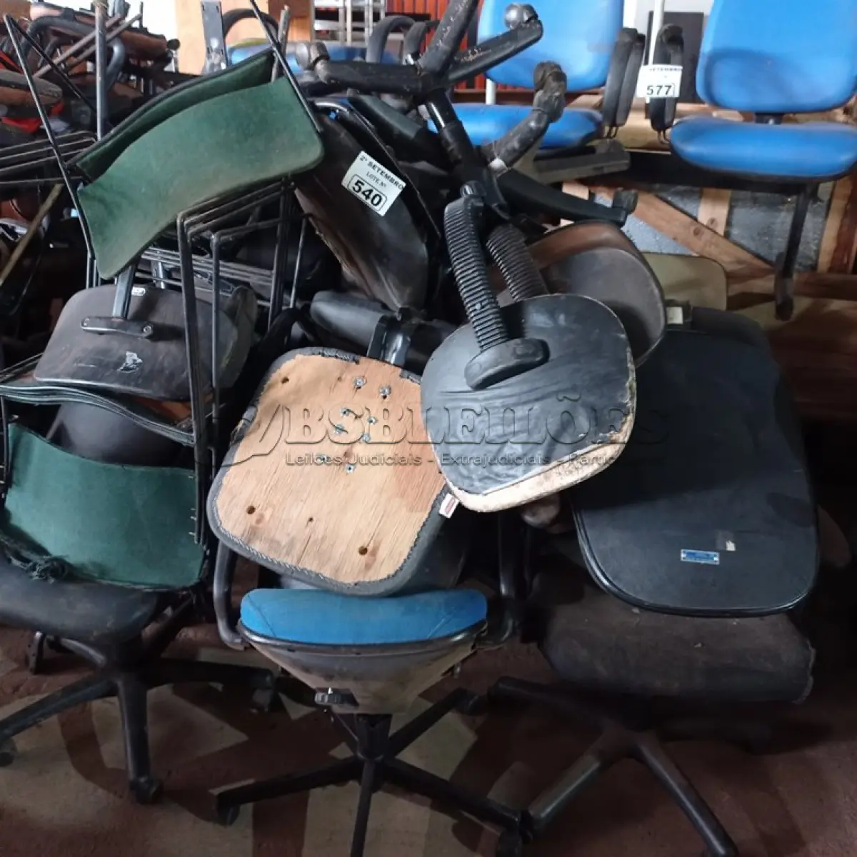 LOTE 540 - 01 LOTE COM VÁRIAS CADEIRAS DE ESCRITÓRIO MARCAS E MODELOS DIVERSOS. (NO ESTADO) ATENÇÃO! FAZER A VISITAÇÃO ANTES DE ARREMATAR, NÃO SABEMOS SE FUNCIONA. LEILÃO NÃO TEM GARANTIA E NEM DEVOLUÇÃO, SUJEITO A POSSÍVEIS AVARIAS VISÍVEIS/OCULTAS E/OU AUSÊNCIA DE COMPONENTES.