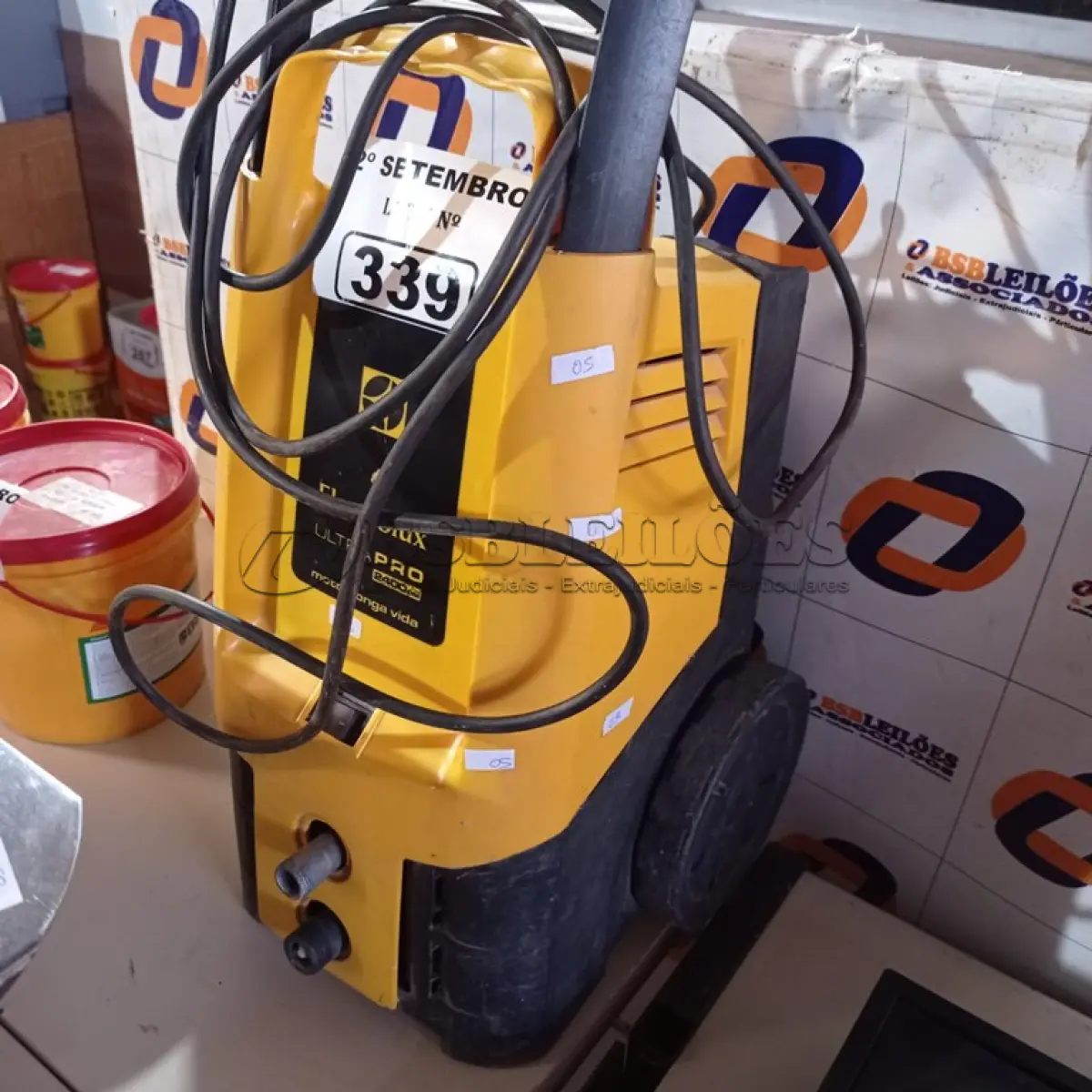 LOTE 339 - 01 LAVADORA DE ALTA PRESSÃO MARCA ELECTROLUX ULTRA PRO 2400PSI 220V. (NO ESTADO) ATENÇÃO! FAZER A VISITAÇÃO ANTES DE ARREMATAR, NÃO SABEMOS SE FUNCIONA. LEILÃO NÃO TEM GARANTIA E NEM DEVOLUÇÃO, SUJEITO A POSSÍVEIS AVARIAS VISÍVEIS/OCULTAS E/OU AUSÊNCIA DE COMPONENTES.