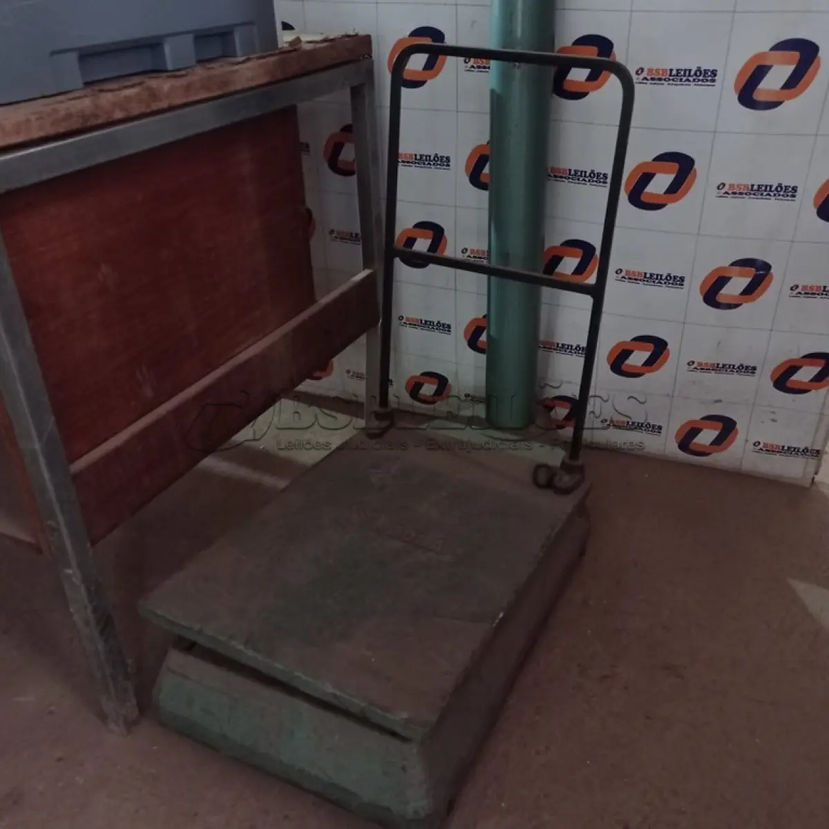 LOTE 524 - 01 BALANÇA MARCA FILIZOLA CAPACIDADE 200KG. (NO ESTADO) ATENÇÃO! FAZER A VISITAÇÃO ANTES DE ARREMATAR, NÃO SABEMOS SE FUNCIONA. LEILÃO NÃO TEM GARANTIA E NEM DEVOLUÇÃO, SUJEITO A POSSÍVEIS AVARIAS VISÍVEIS/OCULTAS E/OU AUSÊNCIA DE COMPONENTES.