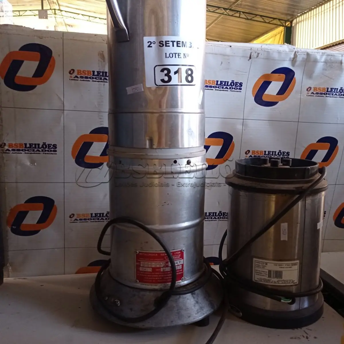 LOTE 318 - 01 BASE E 01 LIQUIDIFICADOR INDUSTRIAL. (NO ESTADO) ATENÇÃO! FAZER A VISITAÇÃO ANTES DE ARREMATAR, NÃO SABEMOS SE FUNCIONA. LEILÃO NÃO TEM GARANTIA E NEM DEVOLUÇÃO, SUJEITO A POSSÍVEIS AVARIAS VISÍVEIS/OCULTAS E/OU AUSÊNCIA DE COMPONENTES.