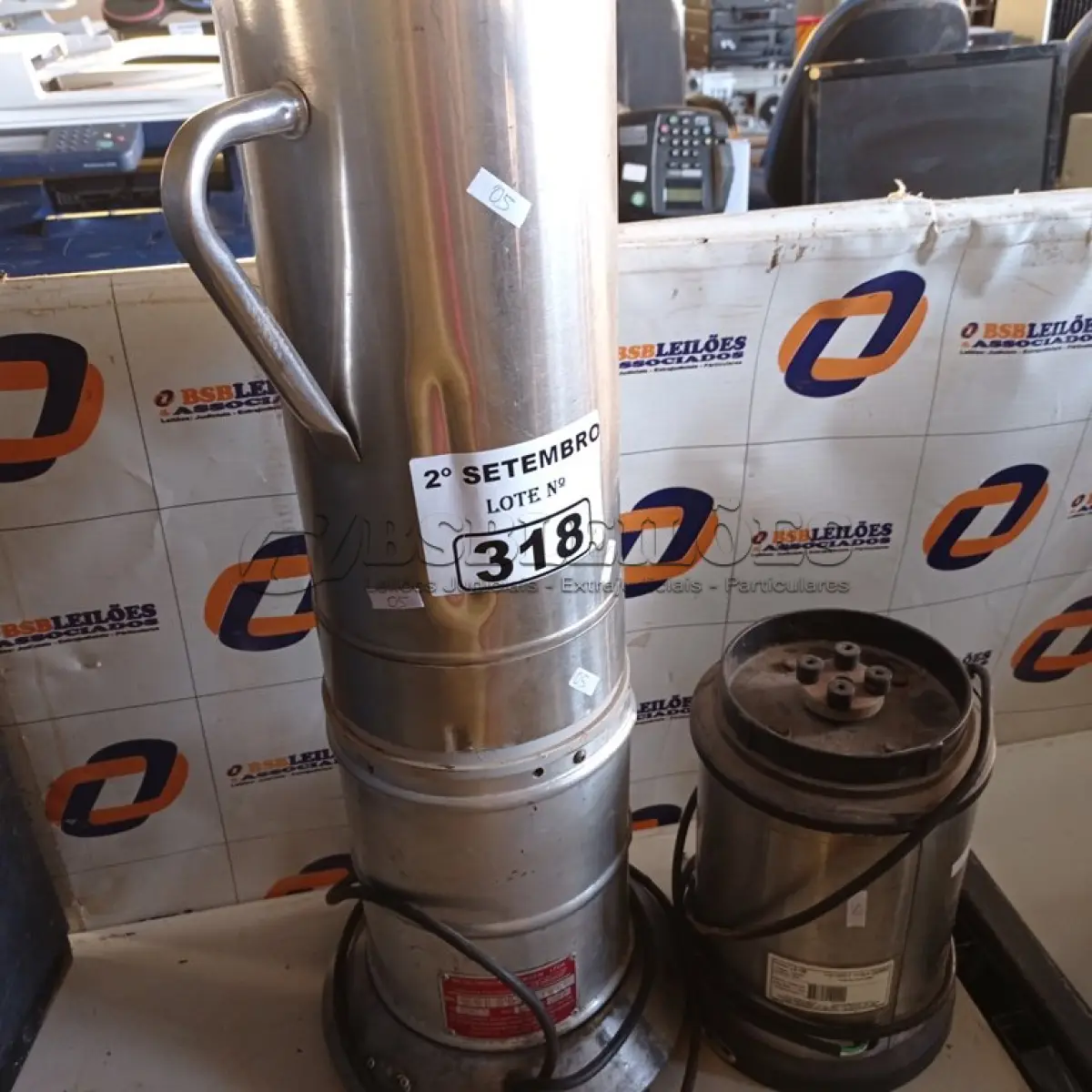 LOTE 318 - 01 BASE E 01 LIQUIDIFICADOR INDUSTRIAL. (NO ESTADO) ATENÇÃO! FAZER A VISITAÇÃO ANTES DE ARREMATAR, NÃO SABEMOS SE FUNCIONA. LEILÃO NÃO TEM GARANTIA E NEM DEVOLUÇÃO, SUJEITO A POSSÍVEIS AVARIAS VISÍVEIS/OCULTAS E/OU AUSÊNCIA DE COMPONENTES.