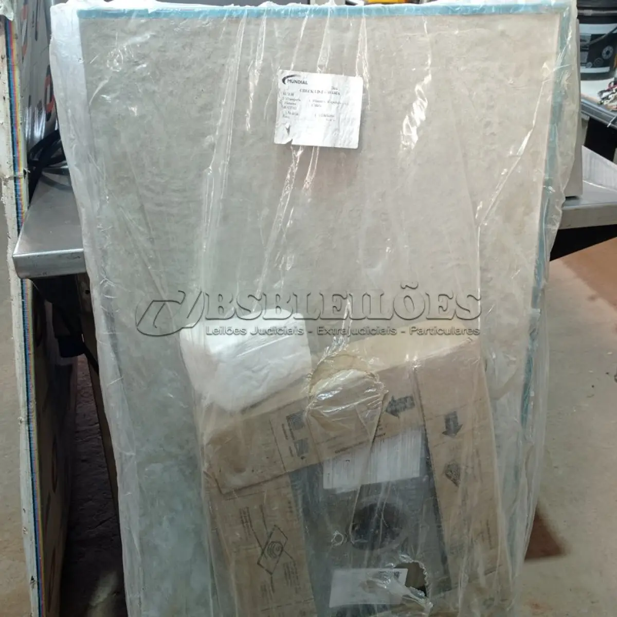 LOTE 486 - 01 PIA EM AÇO INOX CIMENTADA COM 01 CUBA MEDINDO 1,80M X 0,53CM. (NO ESTADO) ATENÇÃO! FAZER A VISITAÇÃO ANTES DE ARREMATAR, NÃO SABEMOS SE FUNCIONA. LEILÃO NÃO TEM GARANTIA E NEM DEVOLUÇÃO, SUJEITO A POSSÍVEIS AVARIAS VISÍVEIS/OCULTAS E/OU AUSÊNCIA DE COMPONENTES.