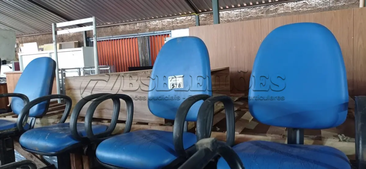 LOTE 578 - 01 LONGARINA DE 03 LUGARES. (NO ESTADO) ATENÇÃO! FAZER A VISITAÇÃO ANTES DE ARREMATAR, NÃO SABEMOS SE FUNCIONA. LEILÃO NÃO TEM GARANTIA E NEM DEVOLUÇÃO, SUJEITO A POSSÍVEIS AVARIAS VISÍVEIS/OCULTAS E/OU AUSÊNCIA DE COMPONENTES.