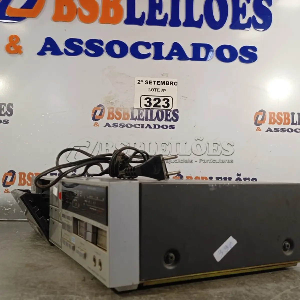LOTE 323 - 01 STÉREO CASSETE DECK SONY MODELO TC-FX510R. (NO ESTADO) ATENÇÃO! FAZER A VISITAÇÃO ANTES DE ARREMATAR, NÃO SABEMOS SE FUNCIONA. LEILÃO NÃO TEM GARANTIA E NEM DEVOLUÇÃO, SUJEITO A POSSÍVEIS AVARIAS VISÍVEIS/OCULTAS E/OU AUSÊNCIA DE COMPONENTES.