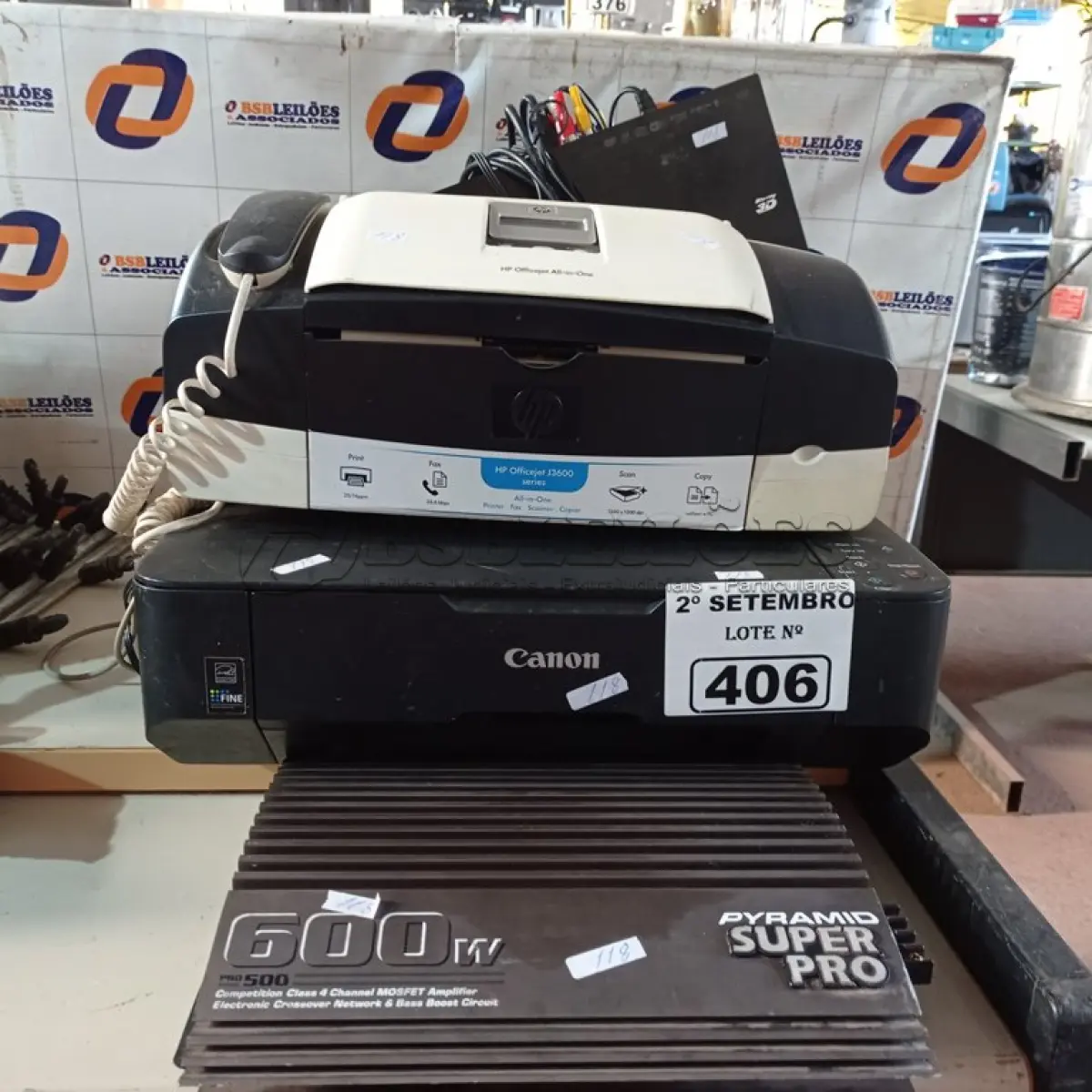 LOTE 406 - 02 IMPRESSORAS, 01 PIRÂMIDE 600W, 03 APARELHOS DE DVD E PERIFÉRICOS DIVERSOS. (NO ESTADO) ATENÇÃO! FAZER A VISITAÇÃO ANTES DE ARREMATAR, NÃO SABEMOS SE FUNCIONA. LEILÃO NÃO TEM GARANTIA E NEM DEVOLUÇÃO, SUJEITO A POSSÍVEIS AVARIAS VISÍVEIS/OCULTAS E/OU AUSÊNCIA DE COMPONENTES.