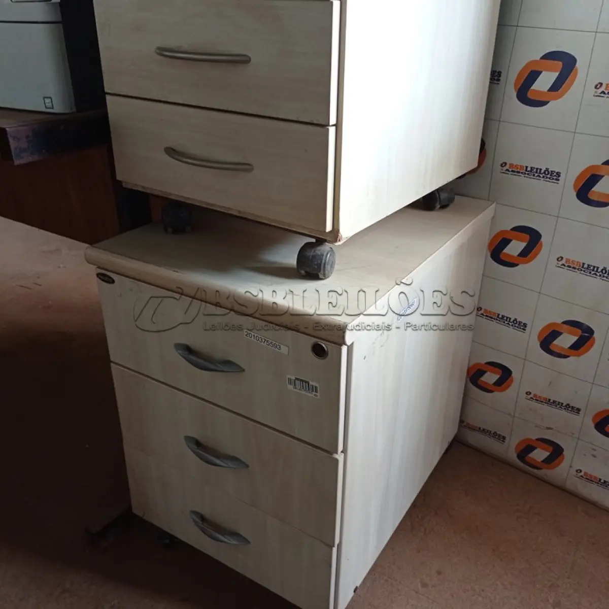 LOTE 455 - 02 GAVETEIROS SENDO 01 COM 04 GAVETAS. (NO ESTADO) ATENÇÃO! FAZER A VISITAÇÃO ANTES DE ARREMATAR, NÃO SABEMOS SE FUNCIONA. LEILÃO NÃO TEM GARANTIA E NEM DEVOLUÇÃO, SUJEITO A POSSÍVEIS AVARIAS VISÍVEIS/OCULTAS E/OU AUSÊNCIA DE COMPONENTES.