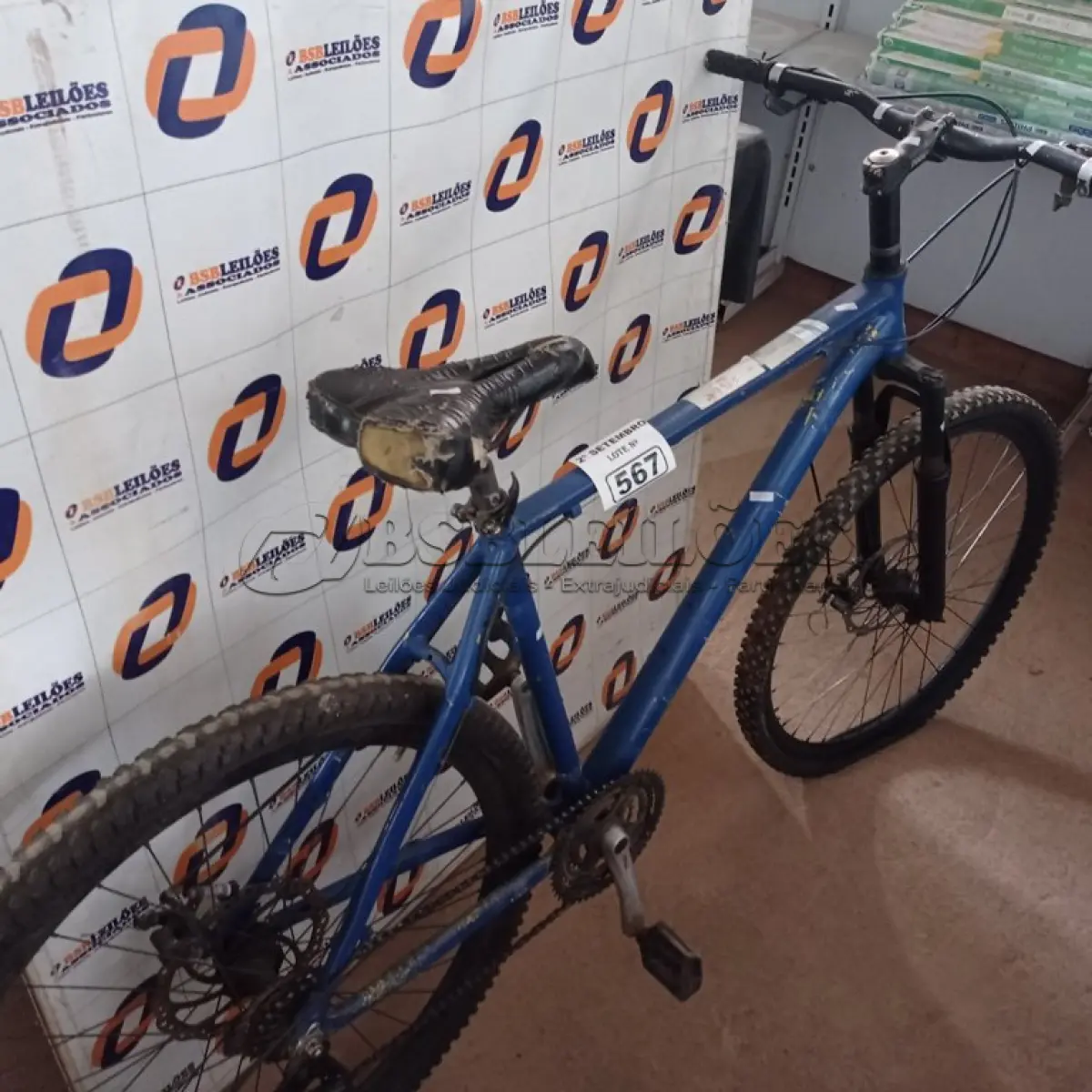 LOTE 567 - 01 BICICLETA ARO 29. (NO ESTADO) ATENÇÃO! FAZER A VISITAÇÃO ANTES DE ARREMATAR, NÃO SABEMOS SE FUNCIONA. LEILÃO NÃO TEM GARANTIA E NEM DEVOLUÇÃO, SUJEITO A POSSÍVEIS AVARIAS VISÍVEIS/OCULTAS E/OU AUSÊNCIA DE COMPONENTES.