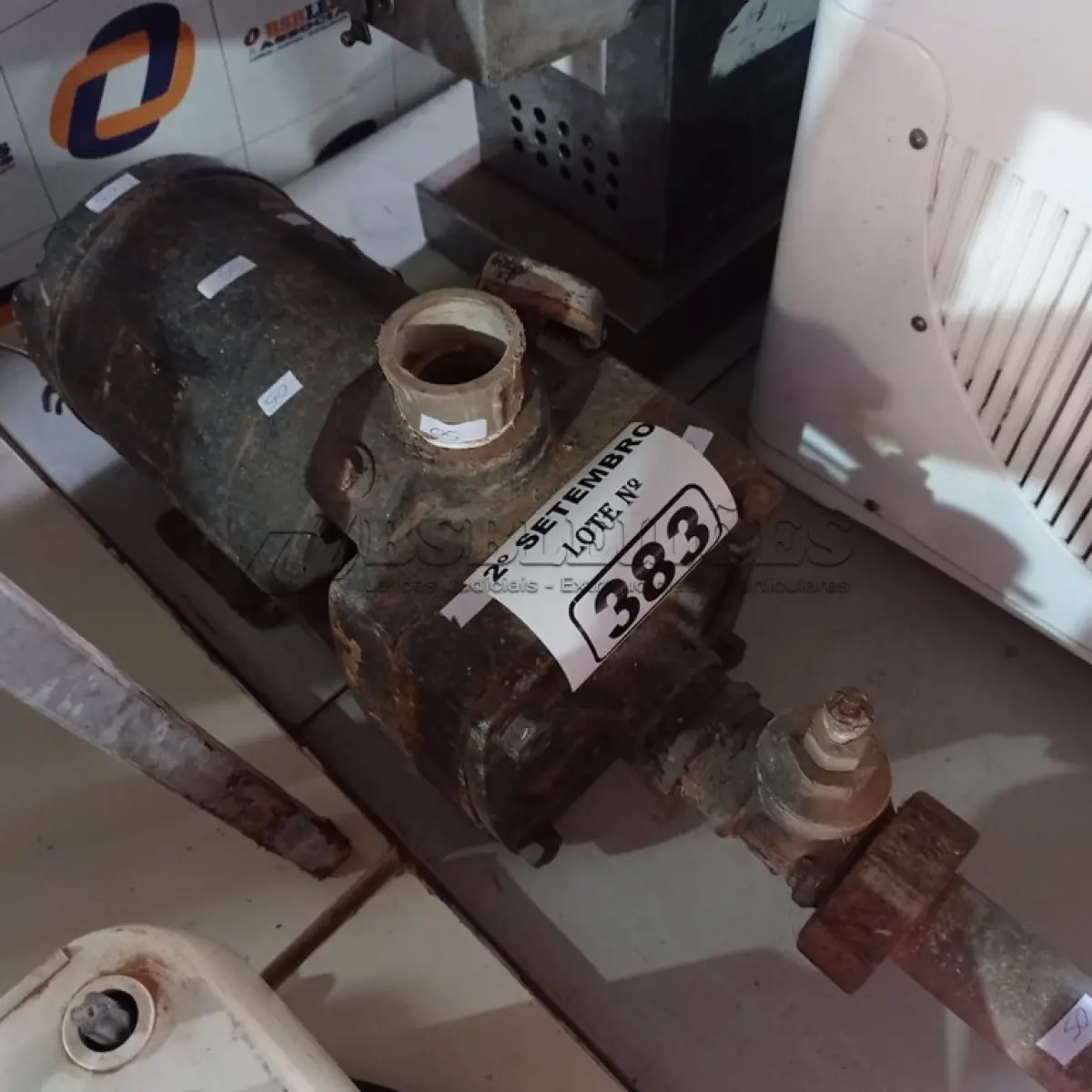 LOTE 383 - 01 BOMBA D’AGUA. (NO ESTADO) ATENÇÃO! FAZER A VISITAÇÃO ANTES DE ARREMATAR, NÃO SABEMOS SE FUNCIONA. LEILÃO NÃO TEM GARANTIA E NEM DEVOLUÇÃO, SUJEITO A POSSÍVEIS AVARIAS VISÍVEIS/OCULTAS E/OU AUSÊNCIA DE COMPONENTES.