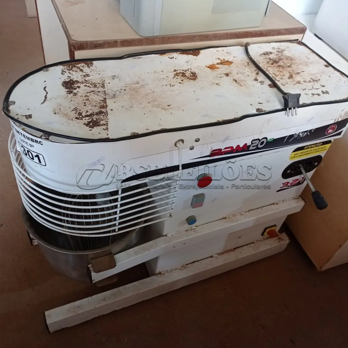 LOTE 301 - 01 MASSEIRA INDUSTRIAL. (NO ESTADO) ATENÇÃO! FAZER A VISITAÇÃO ANTES DE ARREMATAR, NÃO SABEMOS SE FUNCIONA. LEILÃO NÃO TEM GARANTIA E NEM DEVOLUÇÃO, SUJEITO A POSSÍVEIS AVARIAS VISÍVEIS/OCULTAS E/OU AUSÊNCIA DE COMPONENTES.