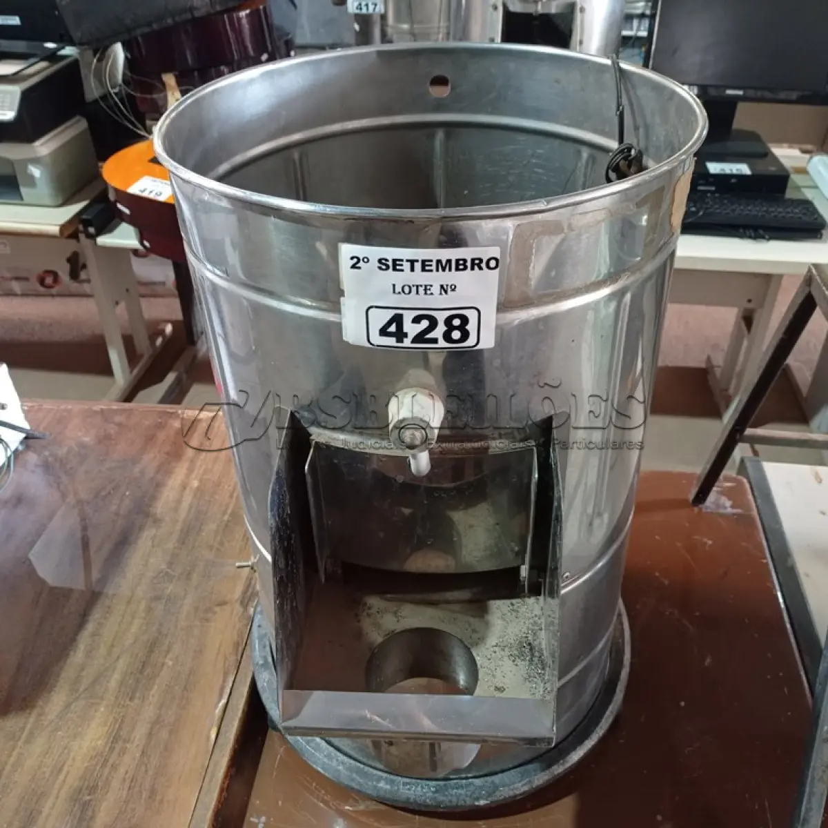 LOTE 428 - 01 DESCASCADOR DE BATATAS INDUSTRIAL. (NO ESTADO) ATENÇÃO! FAZER A VISITAÇÃO ANTES DE ARREMATAR, NÃO SABEMOS SE FUNCIONA. LEILÃO NÃO TEM GARANTIA E NEM DEVOLUÇÃO, SUJEITO A POSSÍVEIS AVARIAS VISÍVEIS/OCULTAS E/OU AUSÊNCIA DE COMPONENTES.