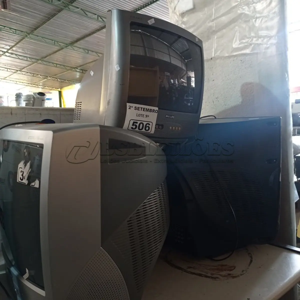 LOTE 506 - 03 TV’S DE TUBO MARCAS E MODELOS DIVERSOS. (NO ESTADO) ATENÇÃO! FAZER A VISITAÇÃO ANTES DE ARREMATAR, NÃO SABEMOS SE FUNCIONA. LEILÃO NÃO TEM GARANTIA E NEM DEVOLUÇÃO, SUJEITO A POSSÍVEIS AVARIAS VISÍVEIS/OCULTAS E/OU AUSÊNCIA DE COMPONENTES.