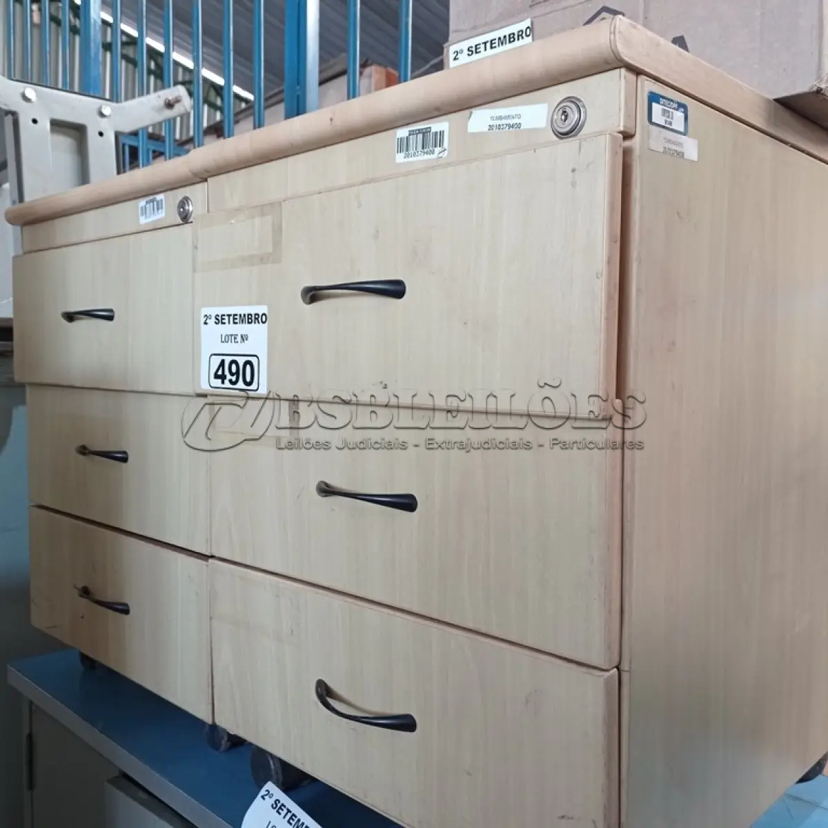 LOTE 490 - 02 GAVETEIROS EM MADEIRA COM 03 GAVETAS. (NO ESTADO) ATENÇÃO! FAZER A VISITAÇÃO ANTES DE ARREMATAR, NÃO SABEMOS SE FUNCIONA. LEILÃO NÃO TEM GARANTIA E NEM DEVOLUÇÃO, SUJEITO A POSSÍVEIS AVARIAS VISÍVEIS/OCULTAS E/OU AUSÊNCIA DE COMPONENTES.