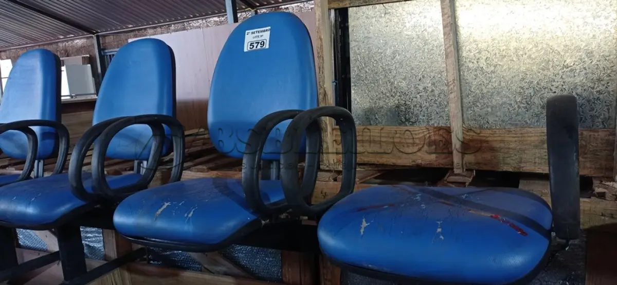 LOTE 579 - 01 LONGARINA DE 03 LUGARES. (NO ESTADO) ATENÇÃO! FAZER A VISITAÇÃO ANTES DE ARREMATAR, NÃO SABEMOS SE FUNCIONA. LEILÃO NÃO TEM GARANTIA E NEM DEVOLUÇÃO, SUJEITO A POSSÍVEIS AVARIAS VISÍVEIS/OCULTAS E/OU AUSÊNCIA DE COMPONENTES.