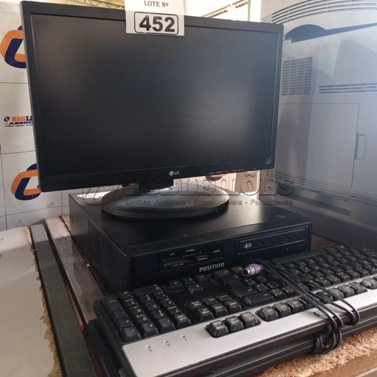 LOTE 452 - 01 CPU, 01 MONITOR E 02 TECLADOS. (NO ESTADO) ATENÇÃO! FAZER A VISITAÇÃO ANTES DE ARREMATAR, NÃO SABEMOS SE FUNCIONA. LEILÃO NÃO TEM GARANTIA E NEM DEVOLUÇÃO, SUJEITO A POSSÍVEIS AVARIAS VISÍVEIS/OCULTAS E/OU AUSÊNCIA DE COMPONENTES.