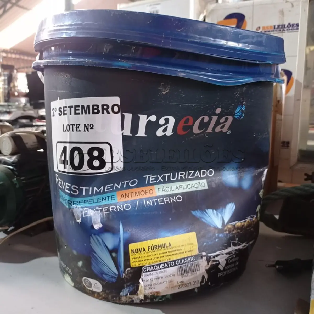 LOTE 408 - 01 BALDE DE REVESTIMENTO TEXTURIZADO INTERIORES/EXTERIORES NA COR BRANCO BASE. (NO ESTADO) ATENÇÃO! FAZER A VISITAÇÃO ANTES DE ARREMATAR, NÃO SABEMOS SE FUNCIONA. LEILÃO NÃO TEM GARANTIA E NEM DEVOLUÇÃO, SUJEITO A POSSÍVEIS AVARIAS VISÍVEIS/OCULTAS E/OU AUSÊNCIA DE COMPONENTES.