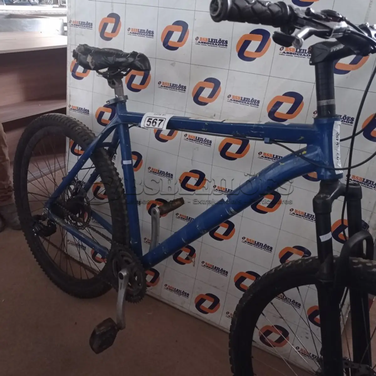 LOTE 567 - 01 BICICLETA ARO 29. (NO ESTADO) ATENÇÃO! FAZER A VISITAÇÃO ANTES DE ARREMATAR, NÃO SABEMOS SE FUNCIONA. LEILÃO NÃO TEM GARANTIA E NEM DEVOLUÇÃO, SUJEITO A POSSÍVEIS AVARIAS VISÍVEIS/OCULTAS E/OU AUSÊNCIA DE COMPONENTES.